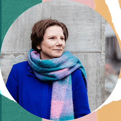 Foto van Anna Lena met een schilderij